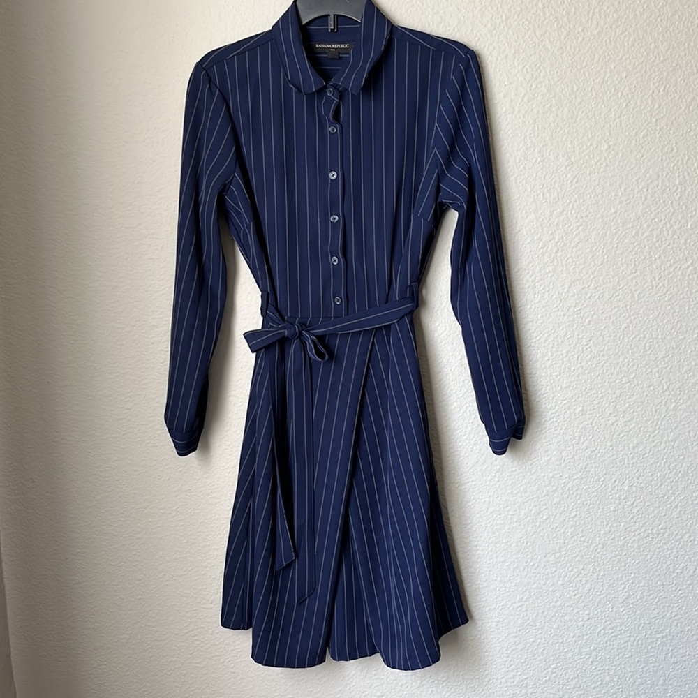 Banana Republic Tailored Pinstripe Tie-Waist Shirtdress in Navy, size 0P